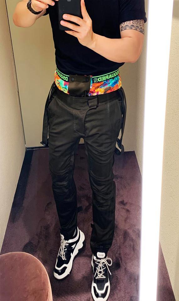 Ngọc Trinh mới là nữ hoàng nội y mà sao Khắc Tiệp lại học đòi mặc quần tụt lộ nội y 7 màu thế này?-4