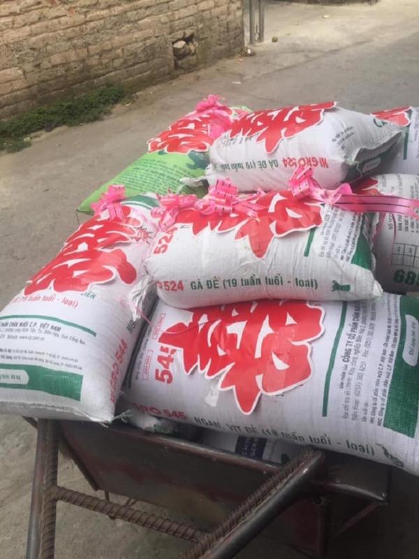 Đám cưới hot nhất mạng xã hội: Cô dâu được mừng cưới chục bao gạo siêu to khổng lồ khiến quan khách cười bò-1