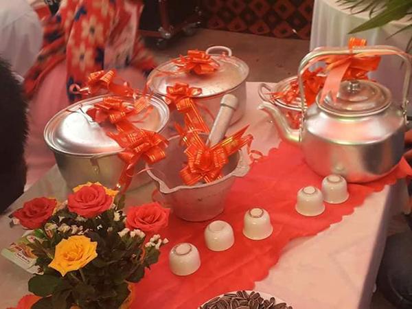 Đám cưới hot nhất mạng xã hội: Cô dâu được mừng cưới chục bao gạo siêu to khổng lồ khiến quan khách cười bò-8