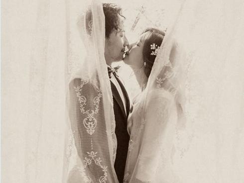 Giữa nghi vấn hôn nhân xào xáo, Đinh Tiến Đạt một mực im lặng trong khi bà xã Thụy Vy tích cực hỏi han chồng-9