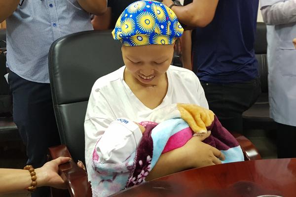 Bé Bình An bụ bẫm xuất viện, mẹ hồi phục diệu kỳ-3