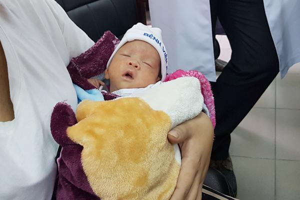 Bé Bình An bụ bẫm xuất viện, mẹ hồi phục diệu kỳ-2