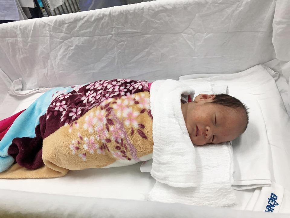 Bé Bình An bụ bẫm xuất viện, mẹ hồi phục diệu kỳ-1