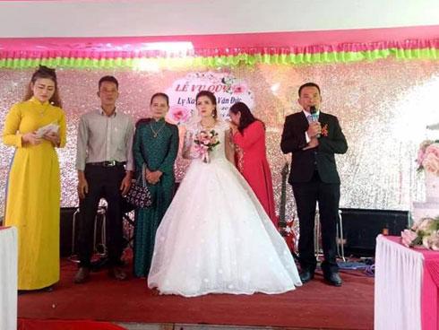 Đám cưới 'nhiều nước mắt nhất', ai đến cũng thương cô dâu vì chỉ có 1 mình trên lễ đường, chú rể còn chưa về kịp