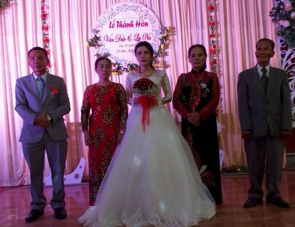 Đám cưới nhiều nước mắt nhất, ai đến cũng thương cô dâu vì chỉ có 1 mình trên lễ đường, chú rể còn chưa về kịp-1