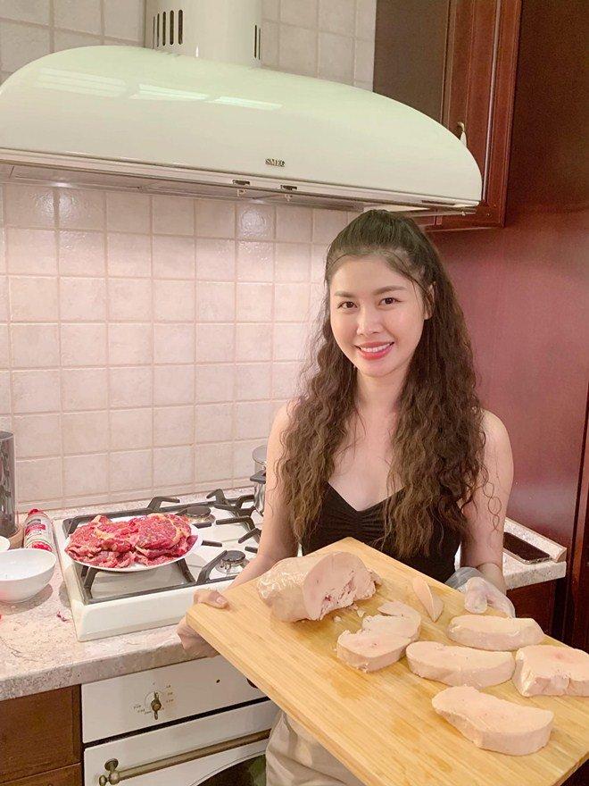 Vợ xinh của Đăng Khôi đi du lịch vẫn vào bếp làm món nhà giàu: Bất ngờ với mức giá-1
