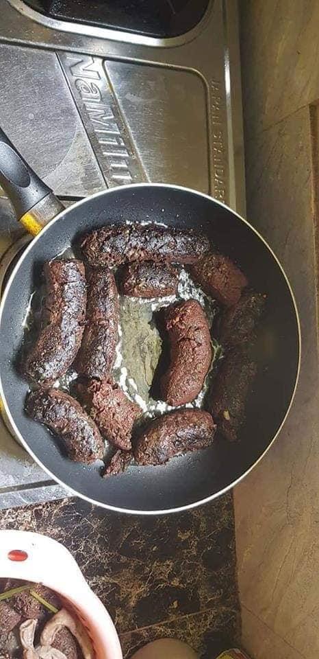 Chồng cặm cụi đi chợ mua lòng về cho vợ rán, làm xong bày đẹp đẽ mời ra ăn thì... chồng chạy mất dép-2