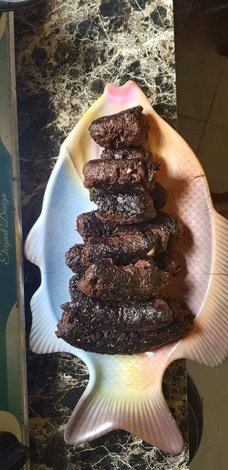 Chồng cặm cụi đi chợ mua lòng về cho vợ rán, làm xong bày đẹp đẽ mời ra ăn thì... chồng chạy mất dép-3