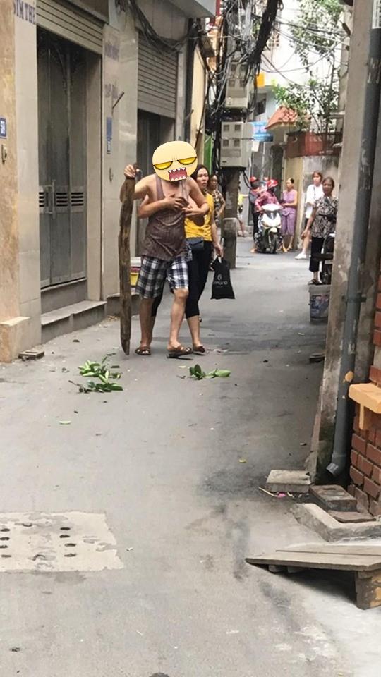 Chỉ vì so đo điểm thi của con, phụ huynh lao vào chiến nhau khiến tình hàng xóm chắc có bền lâu-2