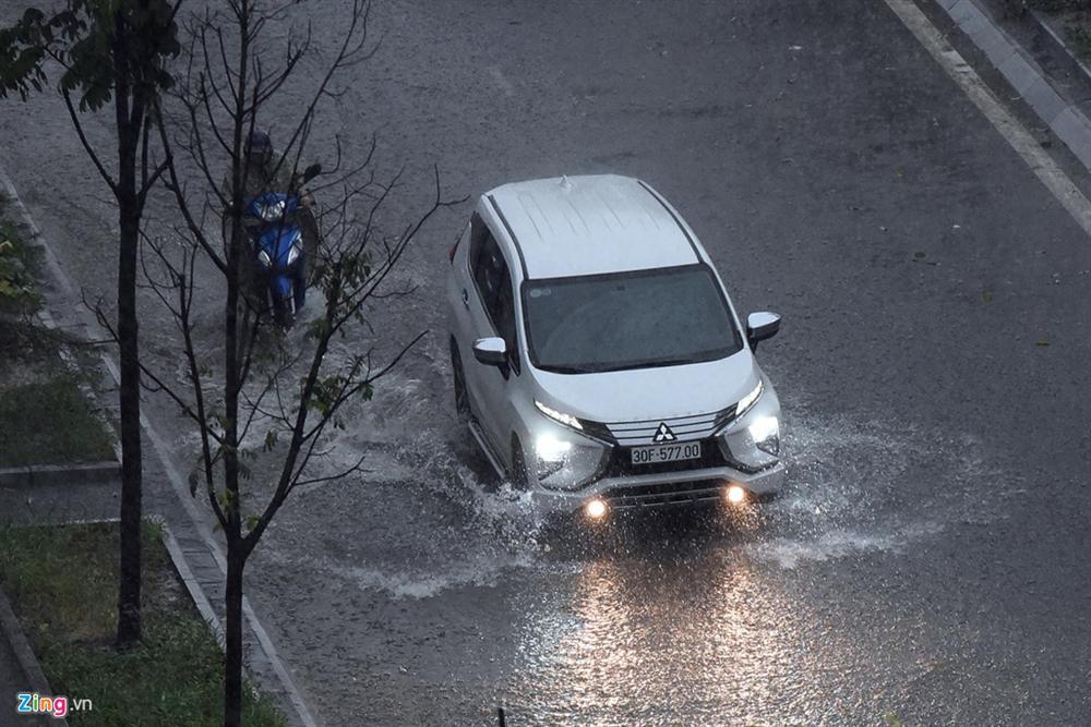 Mưa lớn bất ngờ, nhiều tuyến phố ở Hà Nội ngập sâu-1