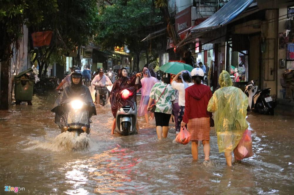 Mưa lớn bất ngờ, nhiều tuyến phố ở Hà Nội ngập sâu-3