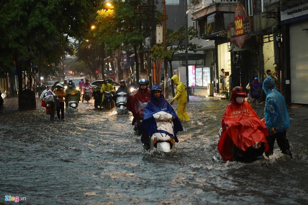 Mưa lớn bất ngờ, nhiều tuyến phố ở Hà Nội ngập sâu-9