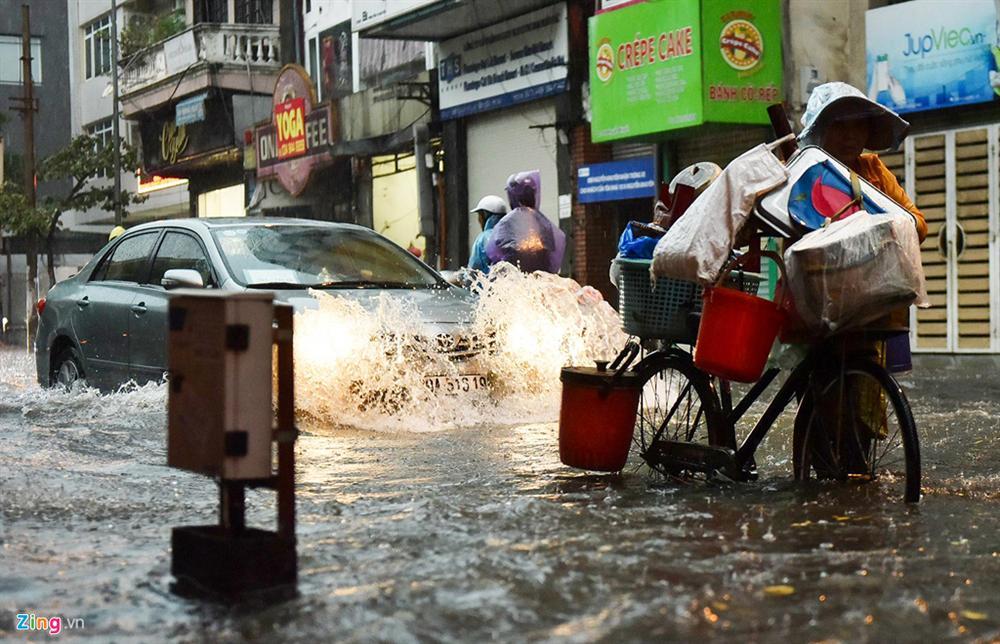 Mưa lớn bất ngờ, nhiều tuyến phố ở Hà Nội ngập sâu-10