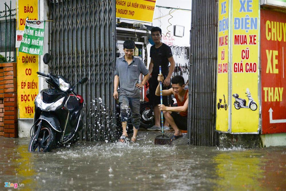 Mưa lớn bất ngờ, nhiều tuyến phố ở Hà Nội ngập sâu-11