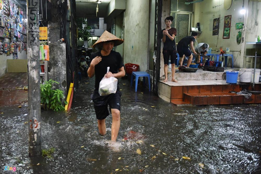 Mưa lớn bất ngờ, nhiều tuyến phố ở Hà Nội ngập sâu-13