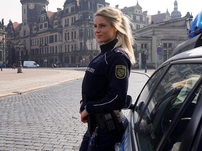 Loạt hotgirl từng bị sa thải vì xinh đẹp, chăm khoe ảnh sexy lên mạng-5