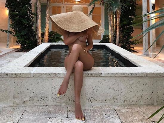 Nữ tỷ phú Kylie Jenner bị chê cười sau khi đăng ảnh khỏa thân