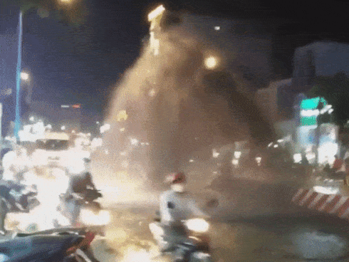 Clip: Nhiều người ‘tắm bùn’ khi cố chạy qua cột nước phun cao như vòi rồng giữa đường phố Sài Gòn