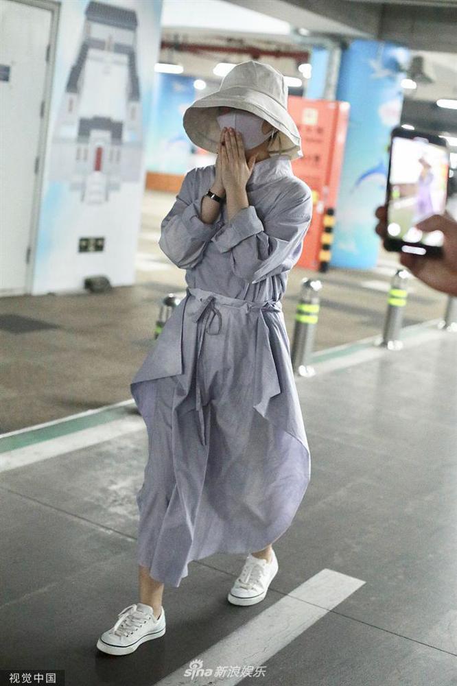 Triệu Lệ Dĩnh xuất hiện lẻ bóng tại sân bay, ngụy trang kín mít giữa tâm bão ly hôn-1