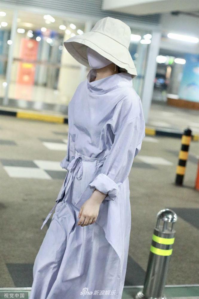 Triệu Lệ Dĩnh xuất hiện lẻ bóng tại sân bay, ngụy trang kín mít giữa tâm bão ly hôn-5