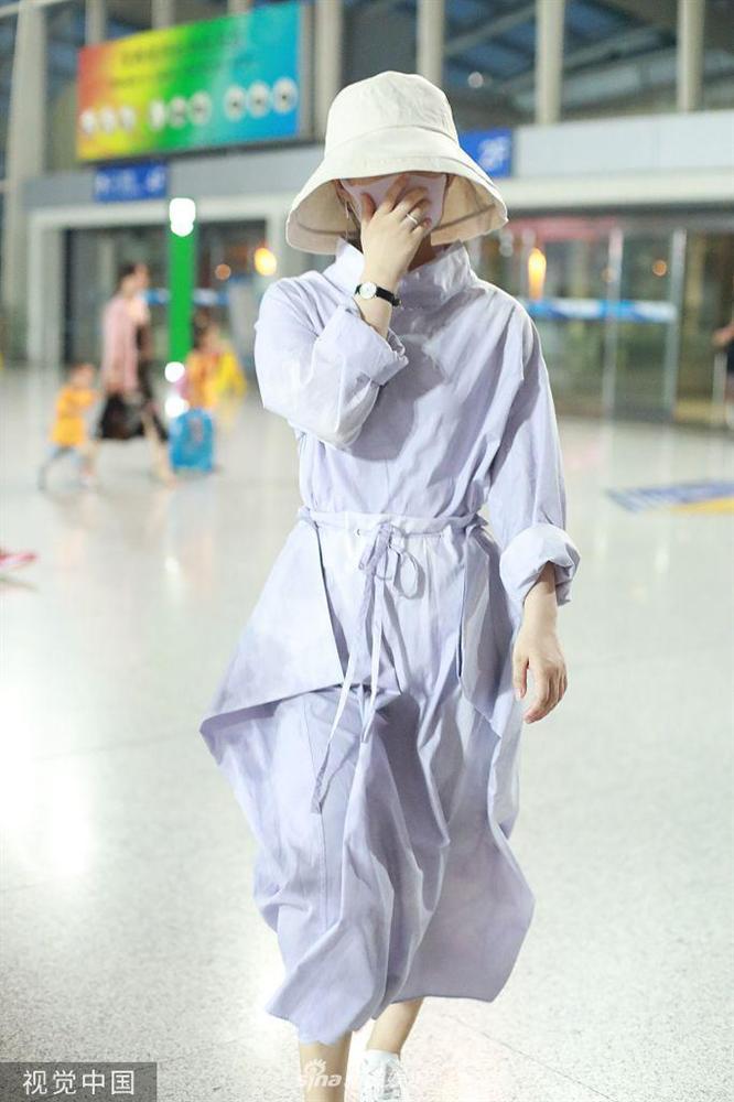 Triệu Lệ Dĩnh xuất hiện lẻ bóng tại sân bay, ngụy trang kín mít giữa tâm bão ly hôn-7