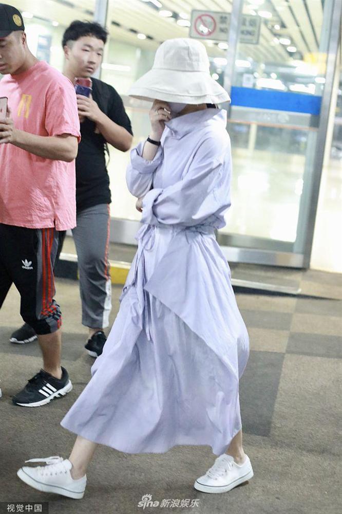 Triệu Lệ Dĩnh xuất hiện lẻ bóng tại sân bay, ngụy trang kín mít giữa tâm bão ly hôn-9