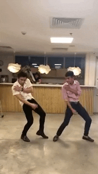 Mạc Văn Khoa tấu hài cực mạnh với điệu nhảy đau tay phiên bản tả thực trong MV Hãy Trao Cho Anh-1
