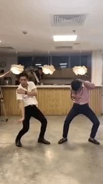 Mạc Văn Khoa tấu hài cực mạnh với điệu nhảy đau tay phiên bản tả thực trong MV Hãy Trao Cho Anh-2