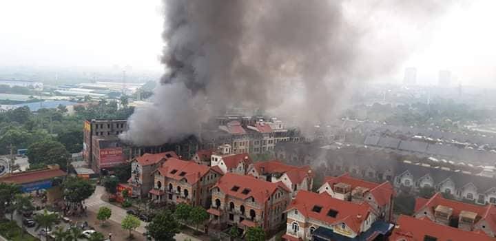 Clip: Ngọn lửa ngùn ngụt thiêu cháy hàng chục căn biệt thự liền kề ở Thiên Đường Bảo Sơn-4