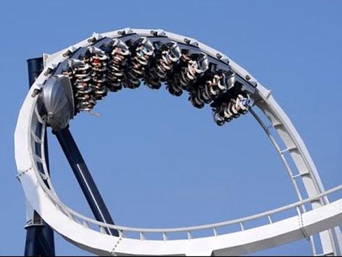 Trò chơi mạo hiểm bay trên bầy cá sấu khổng lồ-1