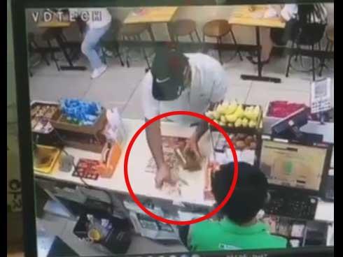 Clip: 2 gái xinh lén lút trộm giày phòng bên, khi thấy camera an ninh chĩa thẳng vào mới ‘muối mặt’ bỏ đi-2