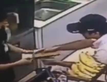 Góc cảnh giác: Người đàn ông ngoại quốc giả vờ đổi tiền lẻ, dùng thủ thuật cuỗm hơn chục triệu đồng trong nháy mắt-1