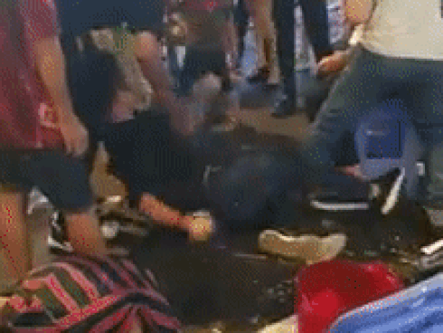 Clip: Hết hồn nhìn cô gái bị cướp giật túi xách ngã văng vào đầu xe tải chạy trên đường cao tốc-2