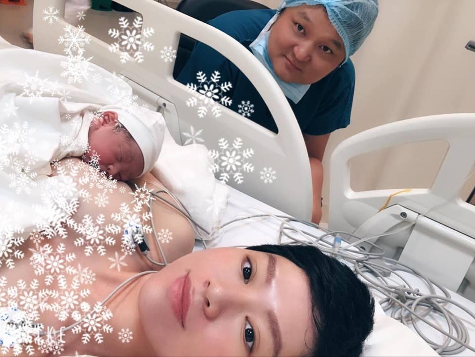 Bức ảnh HOT nhất showbiz hôm nay: Trà My Idol từng ngang tàng là thế mà giờ đúng chuẩn mẹ bỉm sữa một nách xách 2 con-5