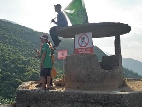 Sốc tận óc chứng kiến nhóm thanh niên thản nhiên tụt quần check in ở Đà Lạt-4