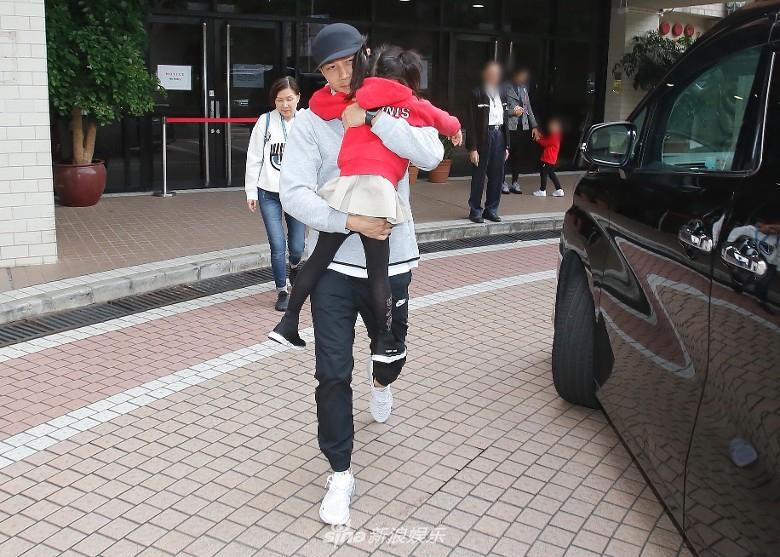 Lưu Khải Uy đến trường cùng con gái, dân mạng lại chỉ trích Dương Mịch vô tâm-8