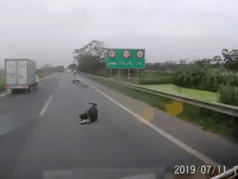 Clip: Hết hồn nhìn cô gái bị cướp giật túi xách ngã văng vào đầu xe tải chạy trên đường cao tốc