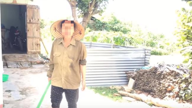 Đổ cả thau nước mắm vào mẹ chỉ để ăn mừng kênh đạt 1K sub, thanh niên bị ném đá sấp mặt vì hành động bất hiếu-3