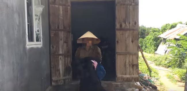 Đổ cả thau nước mắm vào mẹ chỉ để ăn mừng kênh đạt 1K sub, thanh niên bị ném đá sấp mặt vì hành động bất hiếu-4