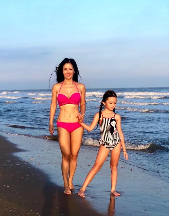 3 bông hồng showbiz Việt tuổi quá 50, có người đã lên chức bà mà diện bikini đẹp nức nở, gái chưa chồng còn xách dép-4