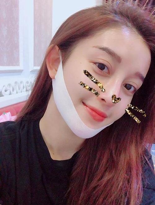 Huyền My lên máy bay cũng đeo mặt nạ V-line để tạo cằm thon-3