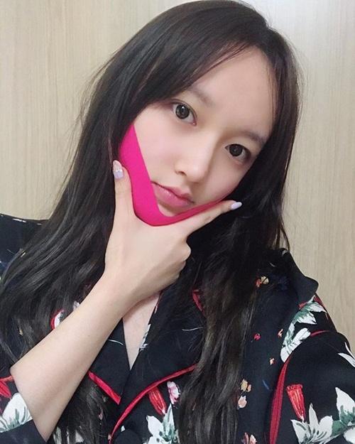Huyền My lên máy bay cũng đeo mặt nạ V-line để tạo cằm thon-6