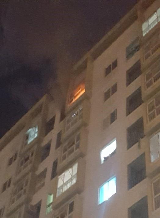 Thắp hương cúng rằm làm chung cư ở Đà Nẵng bốc cháy ngùn ngụt, người dân chạy toán loạn trong đêm-1