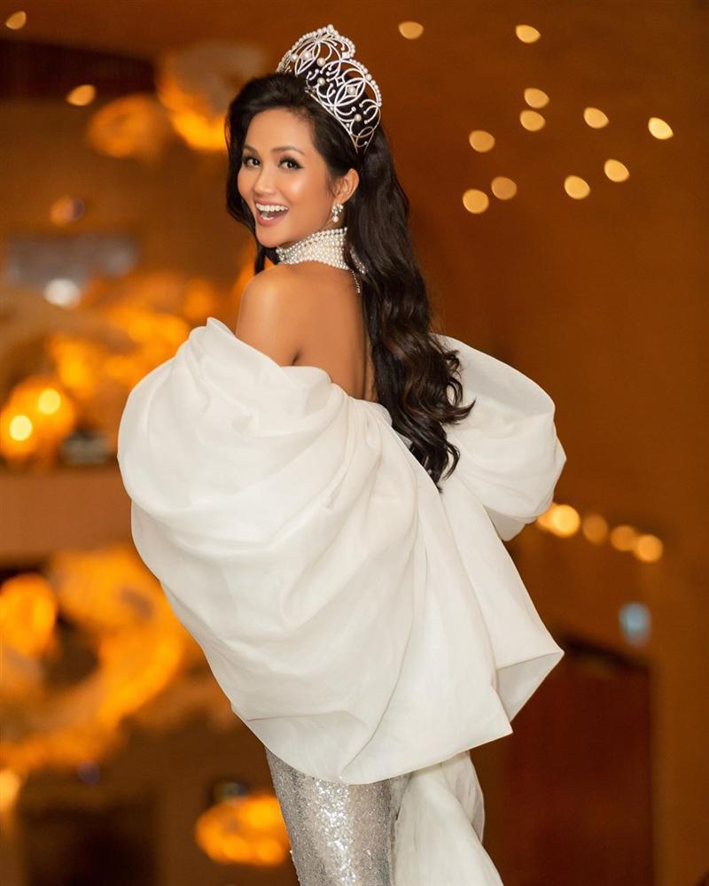 HHen Niê lại gây ngỡ ngàng với trang phục trên công chúa, dưới kỵ sĩ khi công bố cuộc thi Hoa hậu Hoàn vũ 2019-3