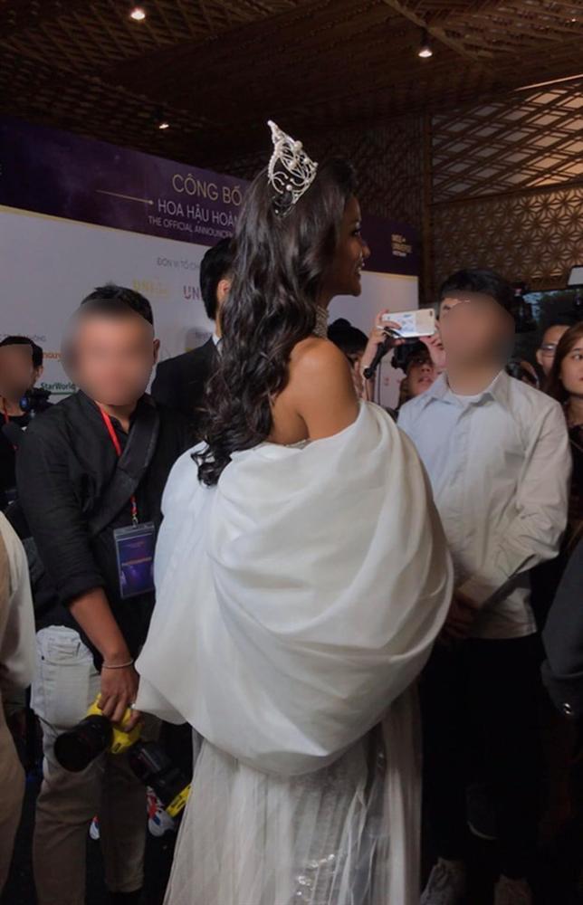 HHen Niê lại gây ngỡ ngàng với trang phục trên công chúa, dưới kỵ sĩ khi công bố cuộc thi Hoa hậu Hoàn vũ 2019-9
