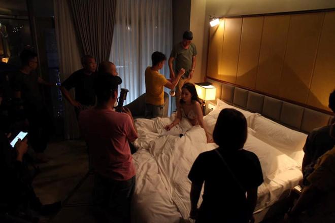 Phía sau cảnh nóng của Vũ và Nhã trong Về nhà đi con-2