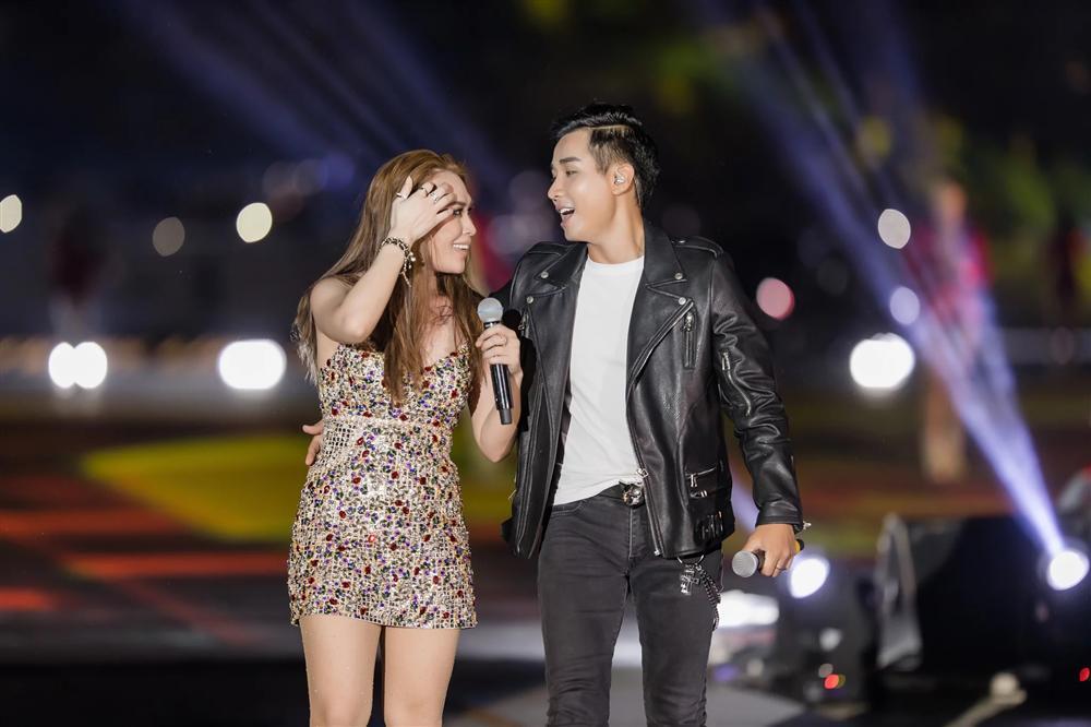 Từ bao giờ Mỹ Tâm trở thành cô gái thích diện đồ ngắn cũn, quẩy banh nóc sung đến thế này nhỉ?-1