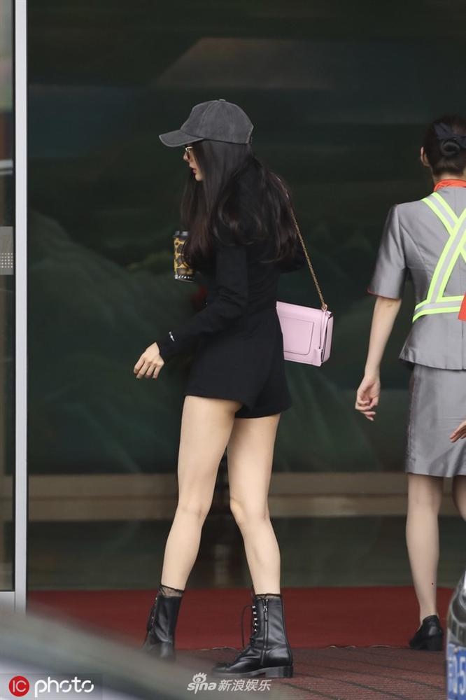 Dương Mịch diện jumpsuit ngắn cũn hớ hênh vòng 3 khiến netizen được dịp bổ mắt-5