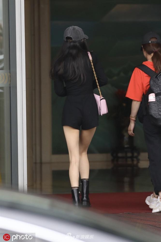 Dương Mịch diện jumpsuit ngắn cũn hớ hênh vòng 3 khiến netizen được dịp bổ mắt-7