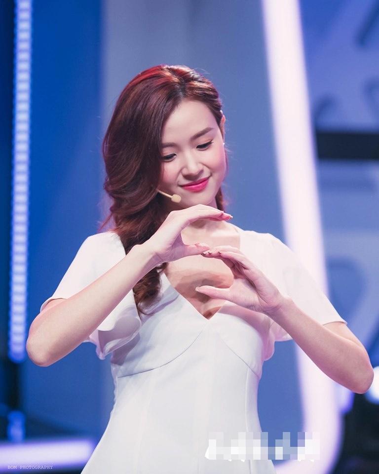 Học trò Tuấn Hưng - Hạnh Sino khoe ba vòng đâu ra đấy với bikini sặc sỡ bên hồ bơi-5